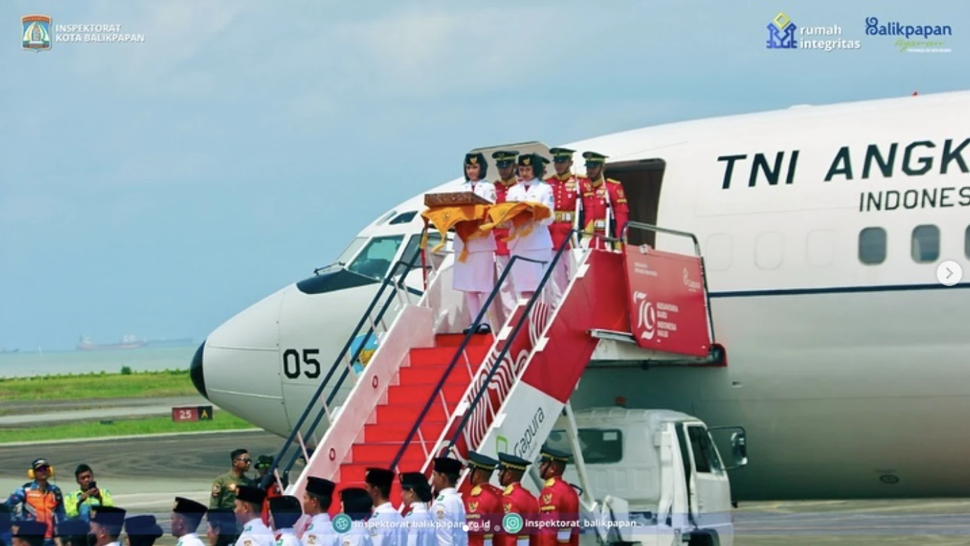 Kedatangan Duplikat Bendera Pusaka dan Teks Proklamasi di Bandara Sultan Aji Muhammad Sulaiman, Sepinggan Balikpapan